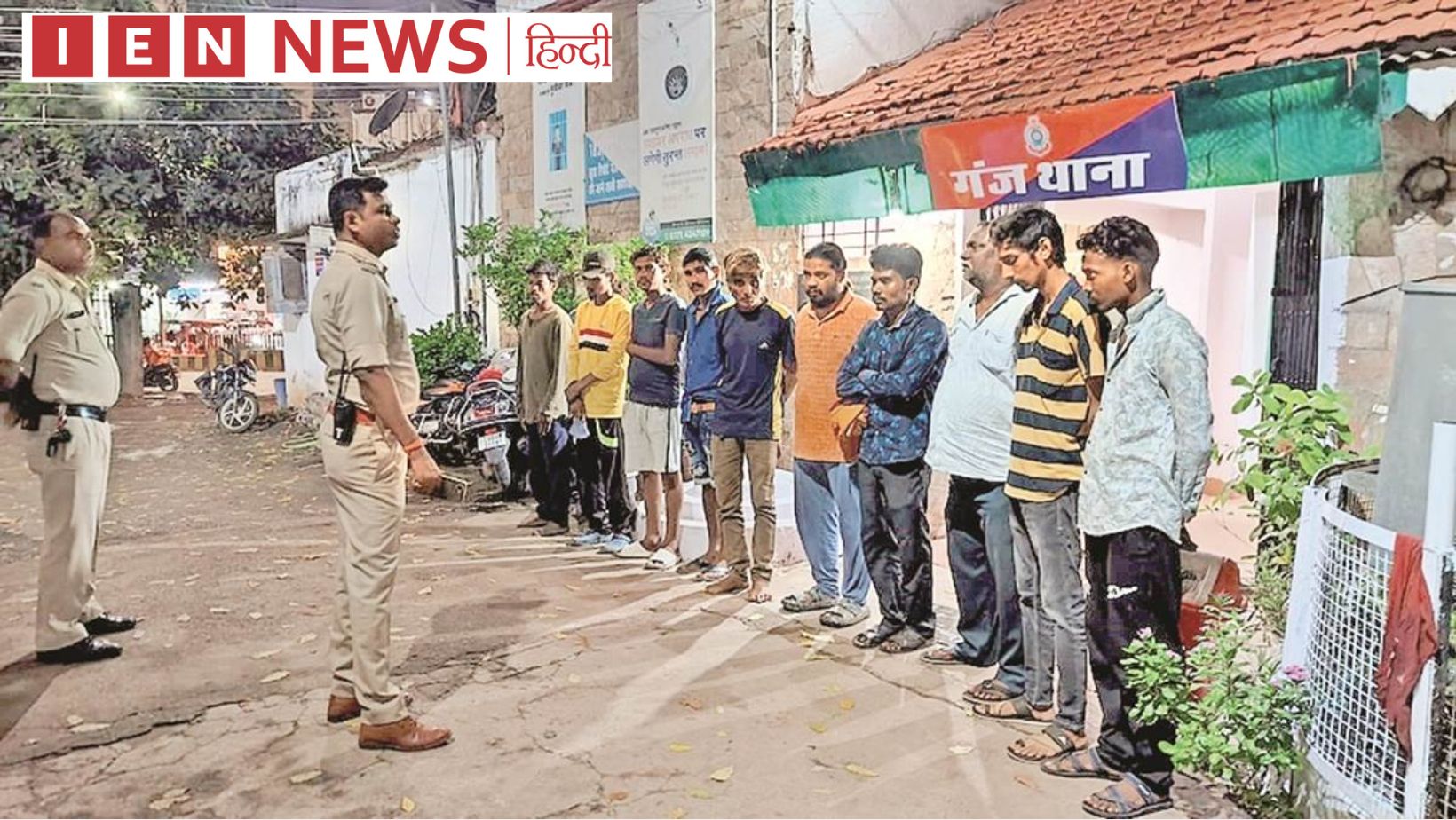 पुलिस ने सड़क पर लगवाई उठक-बैठक